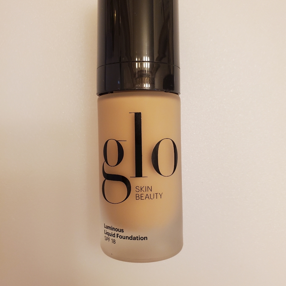 Glo Luminous Liquid Foundation SPF18